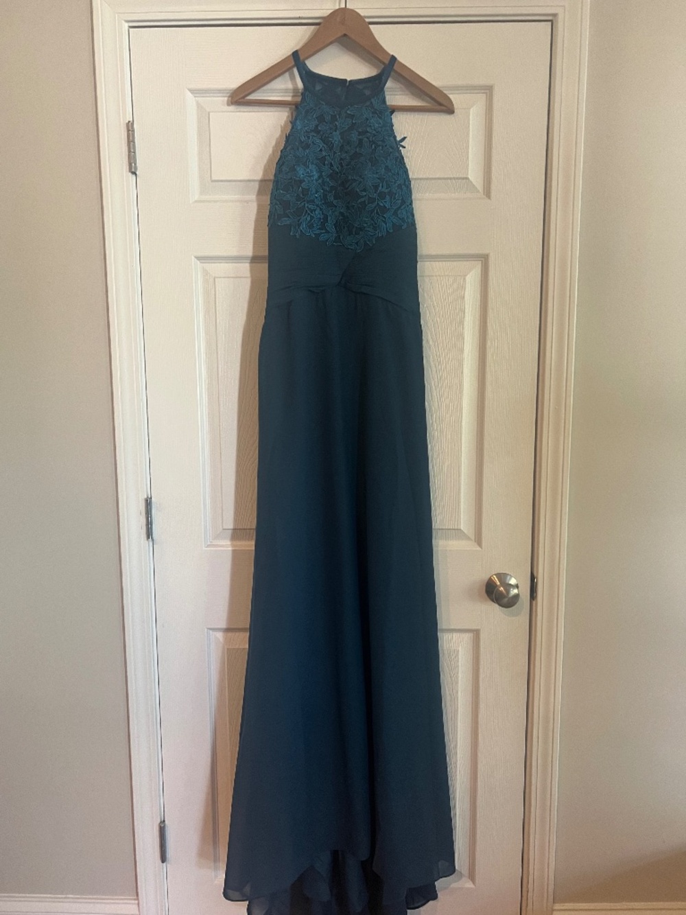 Elegant Teal High-Neck Chiffon Formal Gown – Lace Bodice – Floor Length